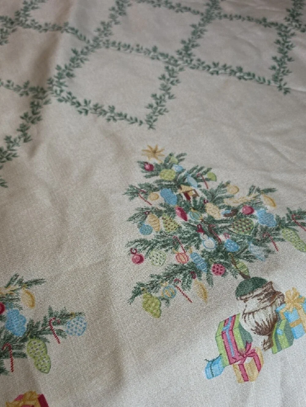 Floral Holiday Tree Printed Tablecloth in Cream Round 68